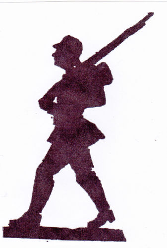 Soldat mit Stahlhelm Gewehr über Schulter